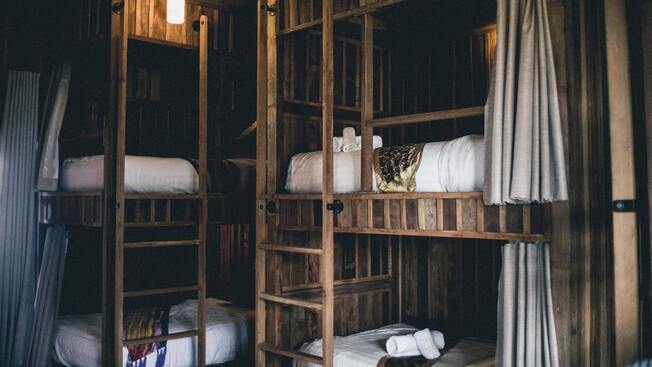 Chambre avec un lit superposé avec une fenêtre vu sur la ville.